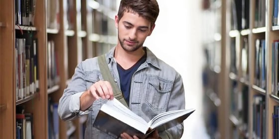 Student lies ein Buch in der Bibliothek