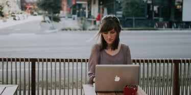 Frau am Laptop