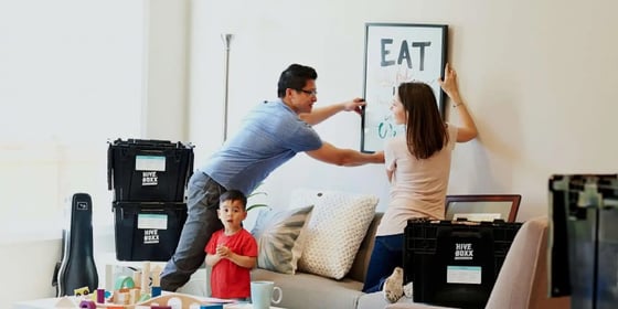 Familie zieht in Wohnung ein