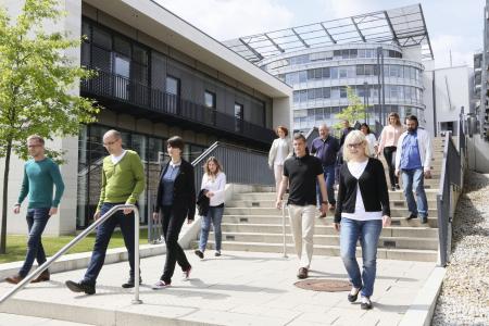 Menschen auf der Treppe der FernUniversität in Hagen