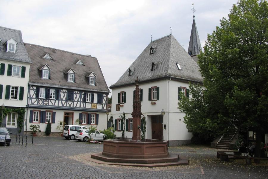 Altstadt Oestrich-Winkel mit Brunnen