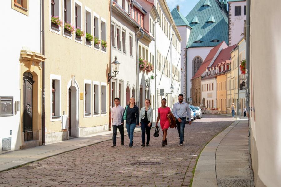 Internationale Studierende laufen durch die Altstadt von Freiberg