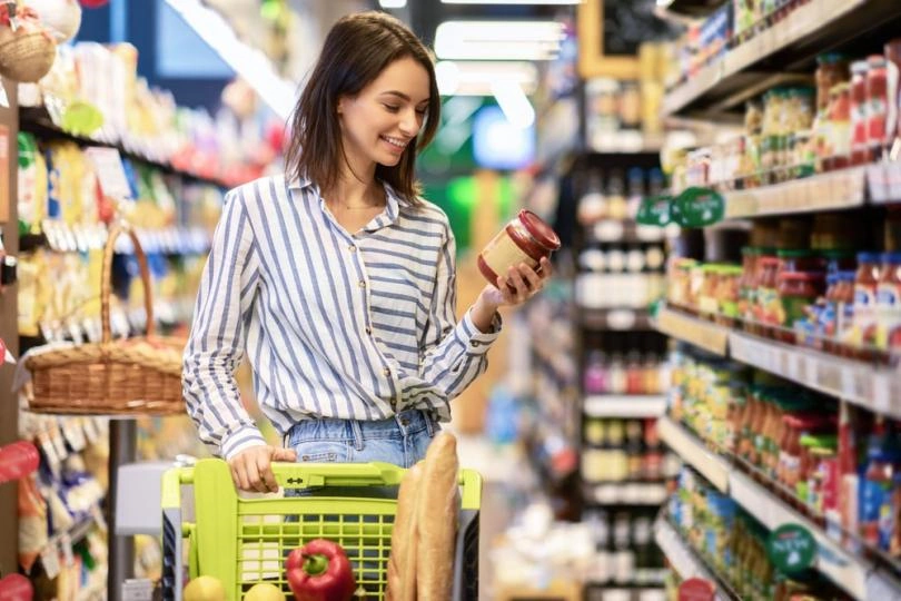 smiling-woman-grocery-store